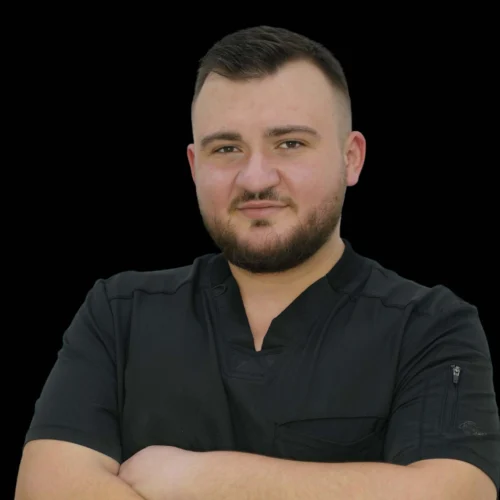 Dr. Andi Mavriqi, ekspert në implantologji dhe estetikë dentare në Tiranë, ofron trajtime moderne me teknologji 3D dhe rezultate natyrale.